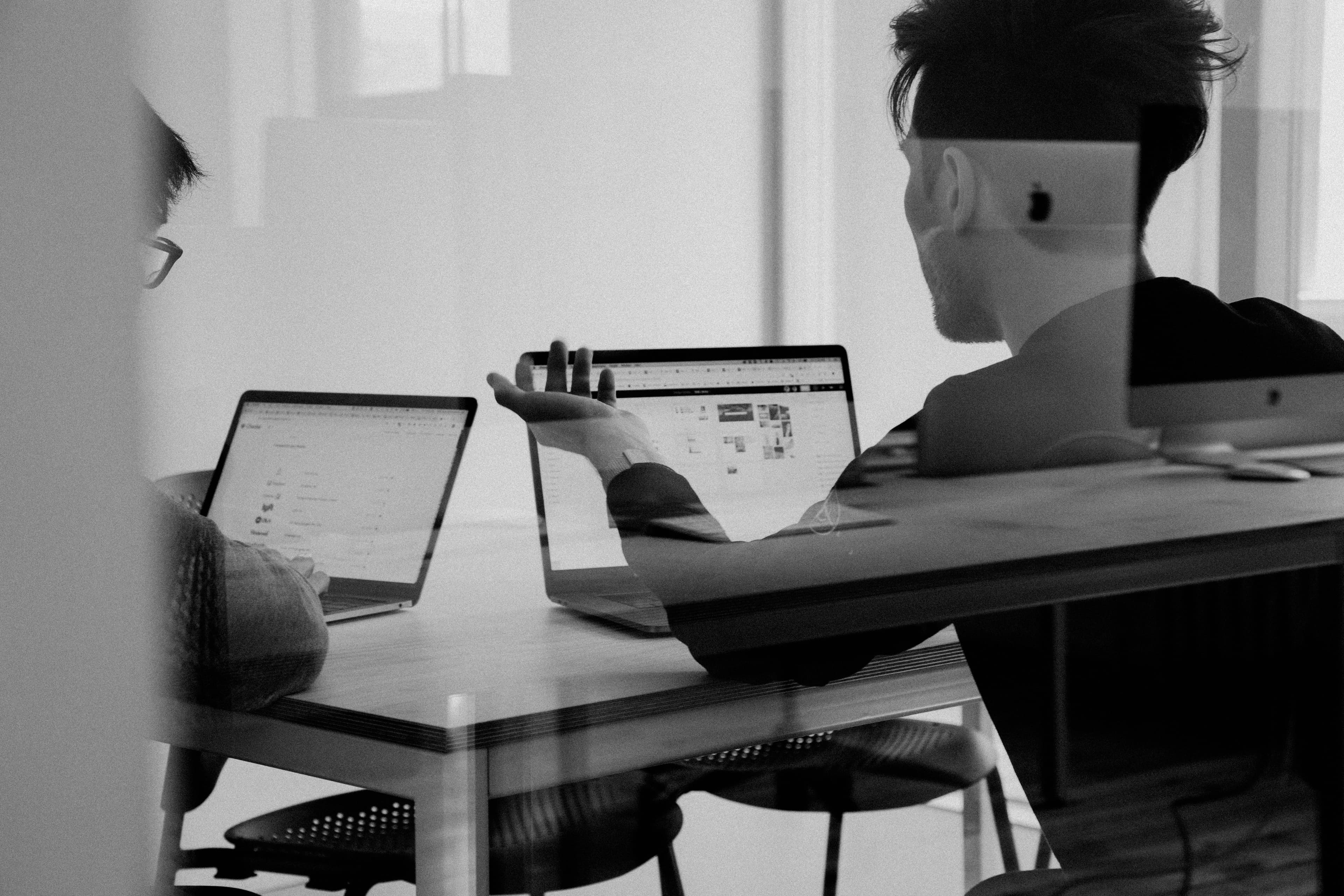 Pessoa trabalhando com marketing digital no laptop