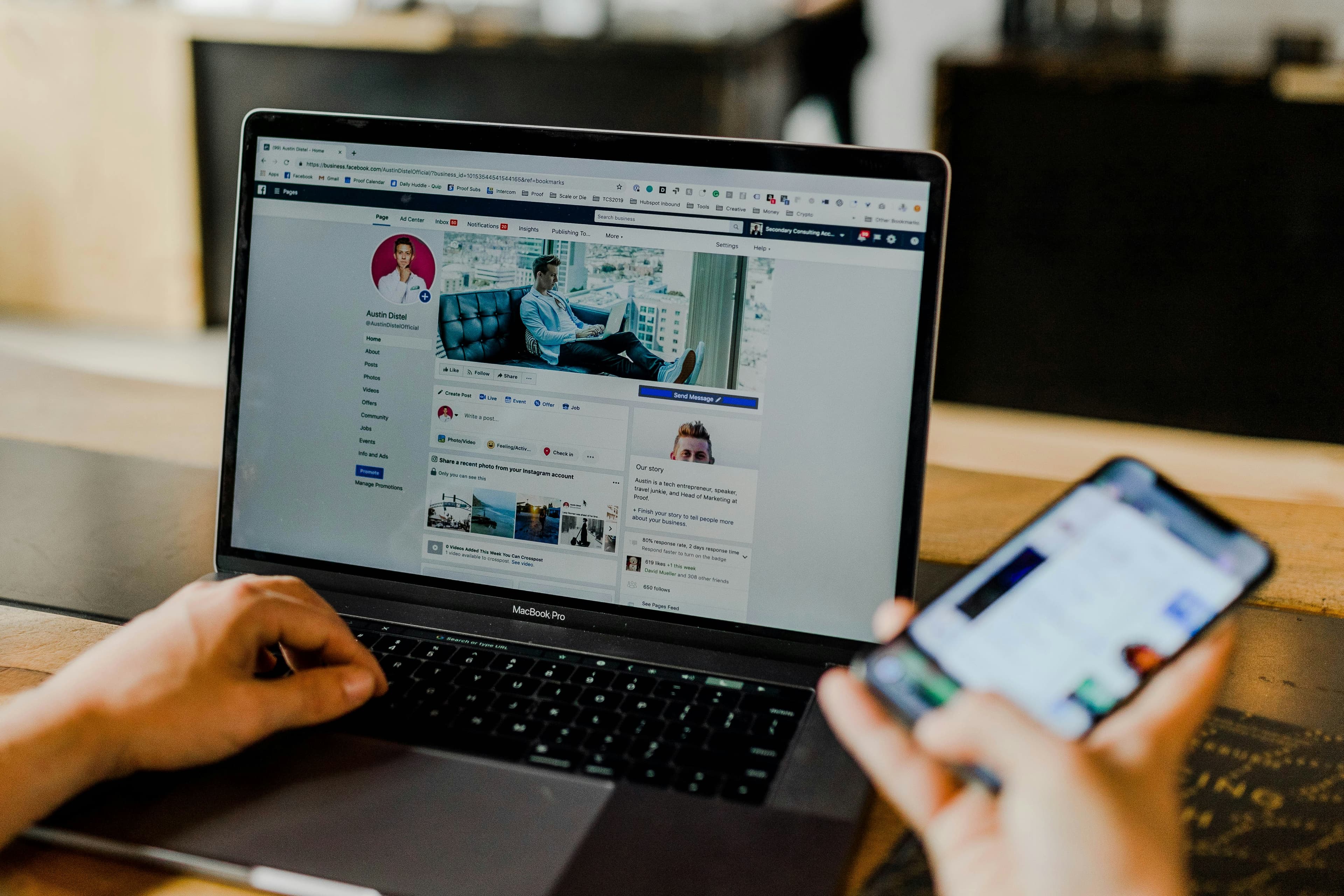 Pessoa olhando para notebook com e-mail aberto