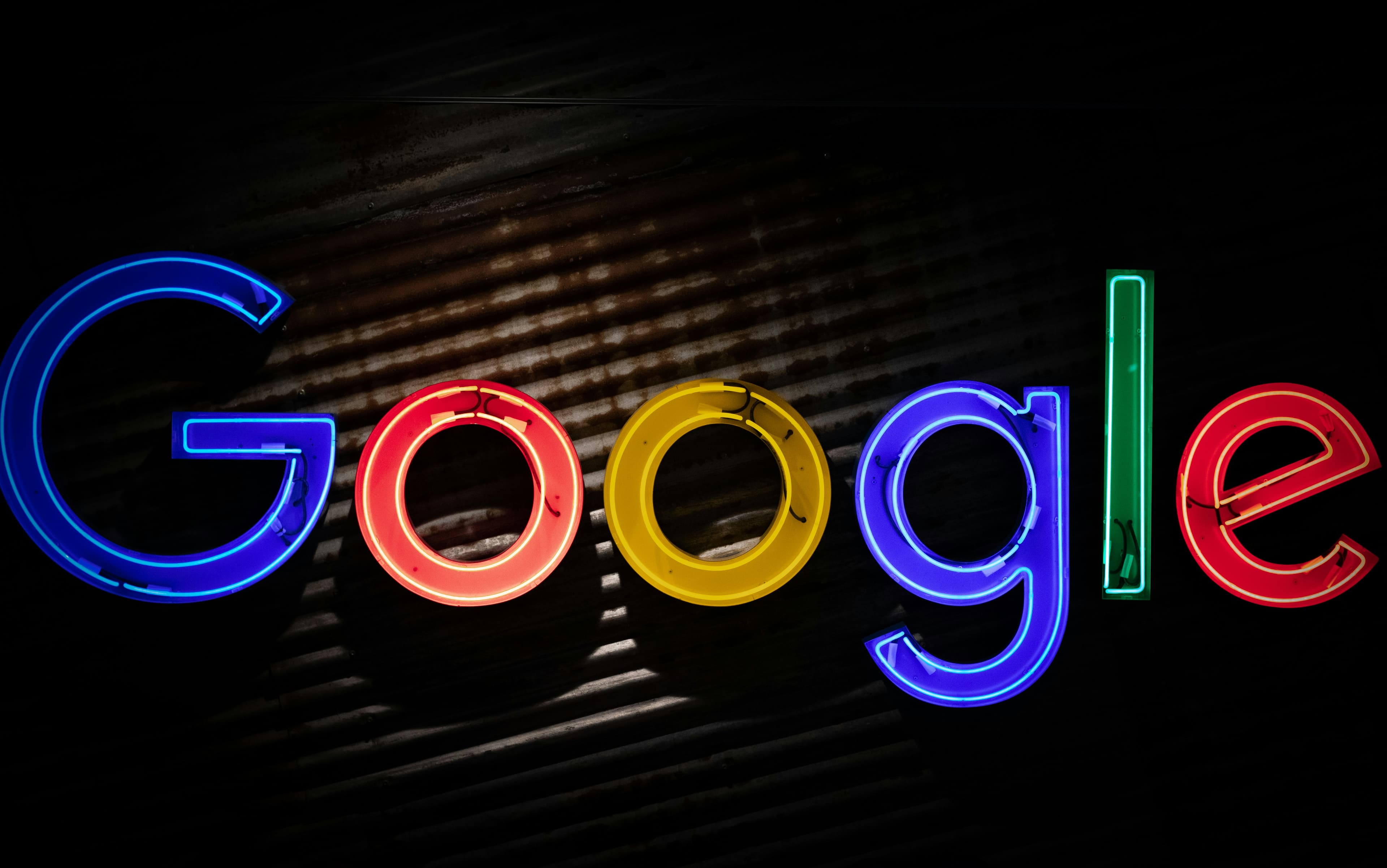 Celular com mapa e localização de negócio no Google Maps