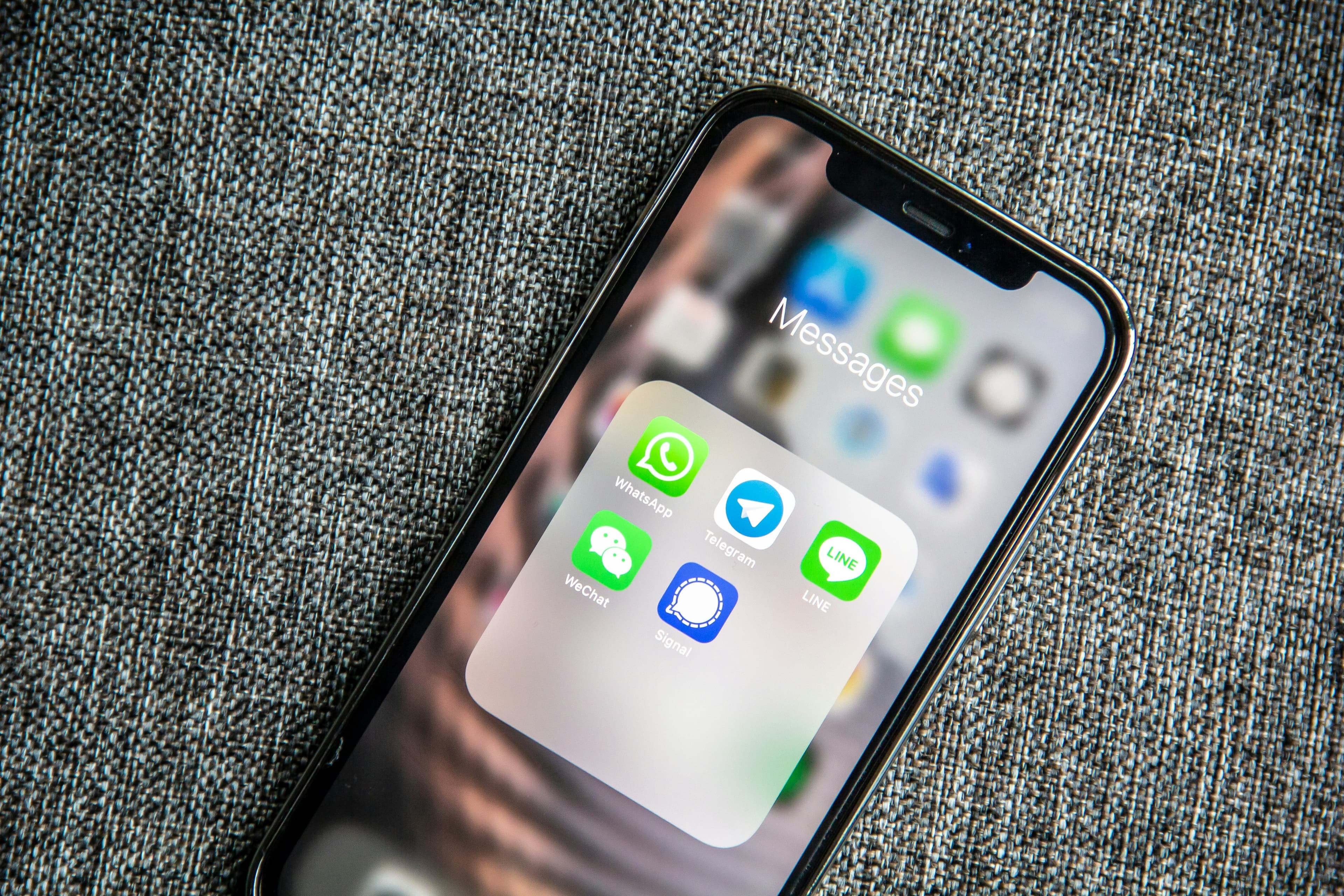 Celular com WhatsApp Business aberto