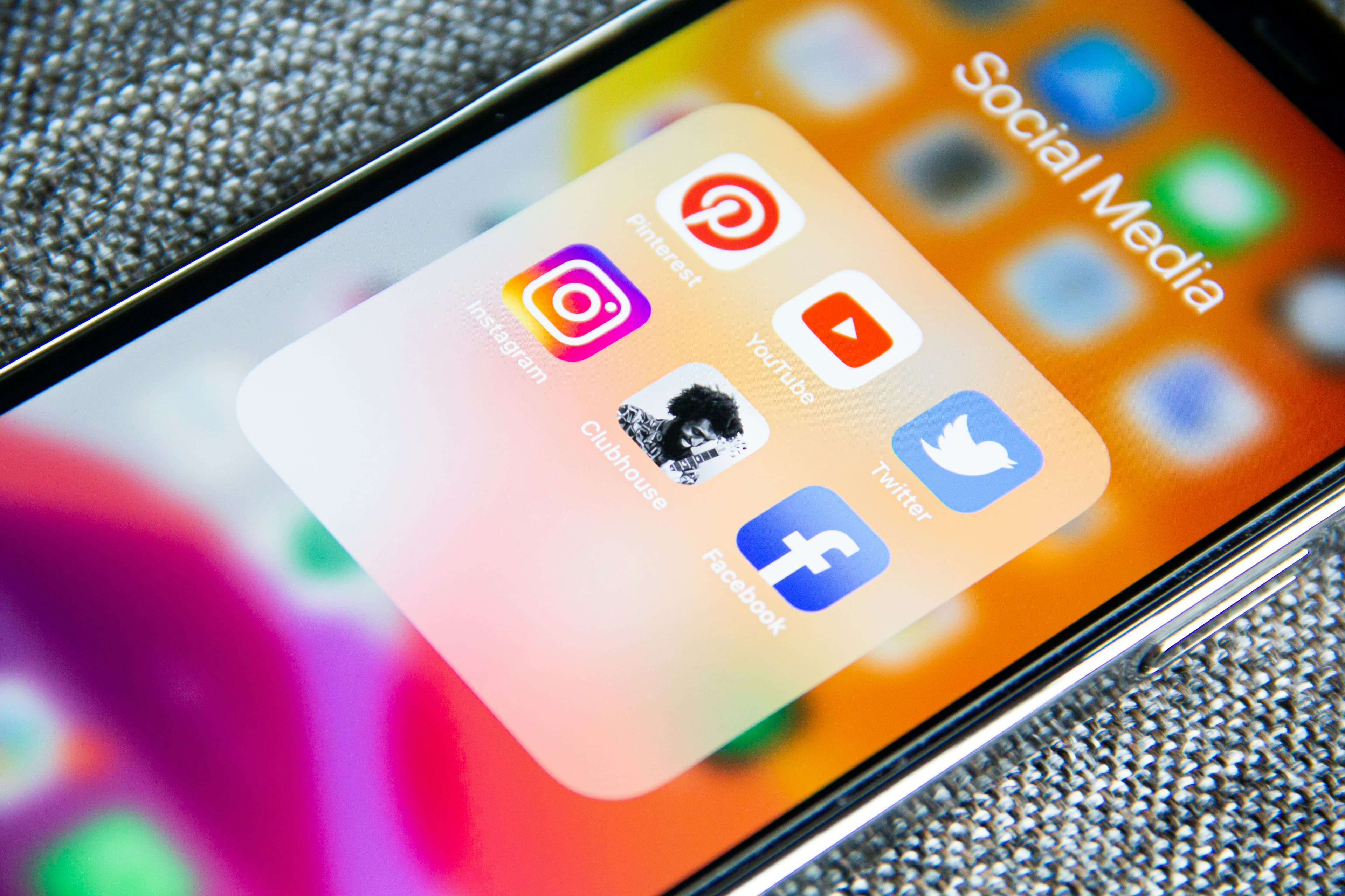 Celular com tela de redes sociais
